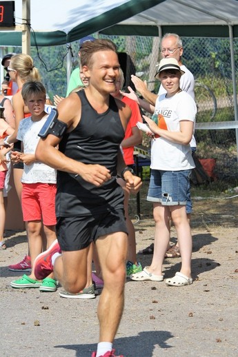 Oscar Holmström orkade med ett brett leende när han passerade start- och målplatsen efter löpta 14 km. Foto: Yngve Blomfelt